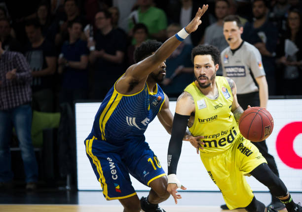 队扳平了比 队扳平了比